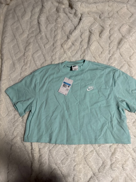 Nike Tops - Nike Cropped T-Shirt in Mint